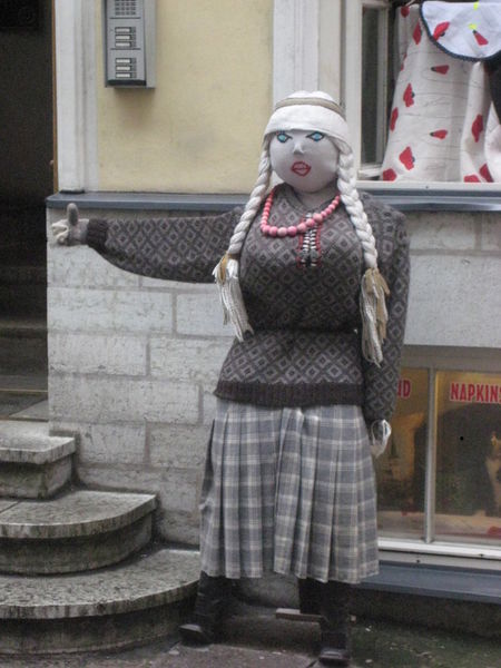 File:Hitching-doll-in-tallin-estonia.jpg